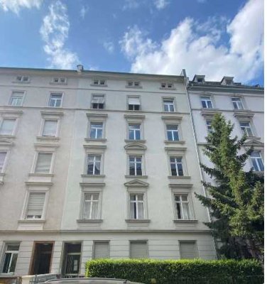 Rarität: denkmalgeschützte Stilaltbauwohnung nähe Holzhausenpark