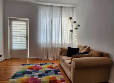 Bauhaus-geprägte helle Zweizimmerwohnung mit Loggia, Wannenbad mit Fenster, und Einbauküche nahe HTW