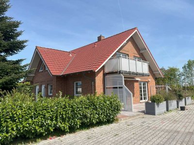 Wohnhaus mit Gewerbehalle