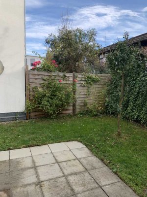 Sonnige, geräumige 1-Zimmer-Wohnung mit Terrasse und Einbauküche in Mering