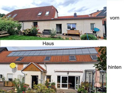 Auf einem weitläufigen Grundstück präsentieren sich zwei frei stehende Häuser mit Platz und Priv