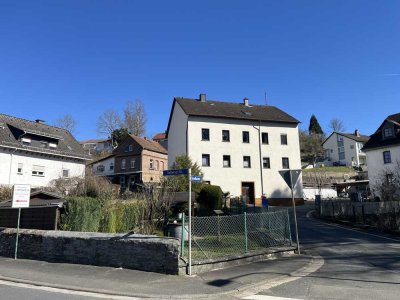 Gepflegte Doppelhaushälfte mit zwei Wohnungen und schönem Gartengrundstück in Weilburg - Ahausen