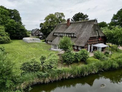 Einzigartige, reetgedeckte Landhausvilla mit parkähnlichem Grundstück - Exlusive Privatsphäre