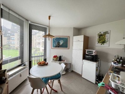 SELTENE GELEGENHEIT IN NIEDERKASSEL - 2 ZI WOHNUNG MIT BALKON & TG
