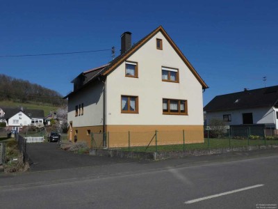 “ Werte schaffen mit Immobilien“
Zweifamilienhaus mit Doppelgarage