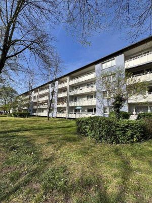 Große Zweizimmerwohnung mit Badewanne und Balkon in Duisburg-Rheinhausen