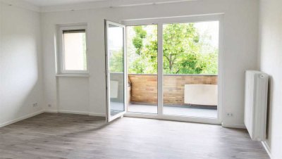 Kernsanierte 2,5-Zimmer-DG-Wohnung mit Balkon & Blick - provisionsfrei