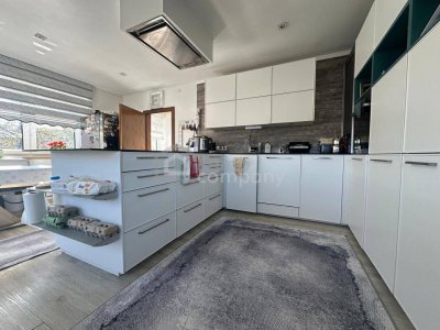 Großzügiges Zweifamilienhaus Garten, Balkon &amp; 4 Stellplätzen – Top Preis!