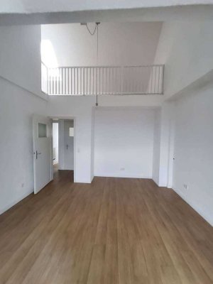 helle ausgefallene 3,5 ZKB Maisonette Wohnung mit Balkon ab 15.03.2026