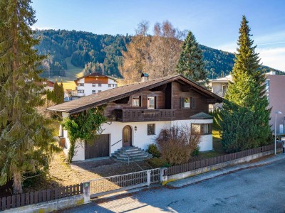 Traditionelles Landhaus auf großem Grundstück