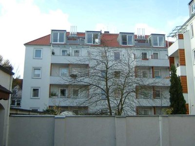 Helle 2-Zi.-Whg. in guter Lage, saniert, EBK, Balkon, Parkett, Bad m. Fenster