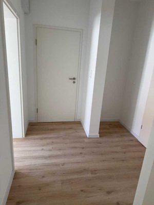 Frisch sanierte 2,5 -Zimmer-Wohnung mit Dusche & Vinylboden