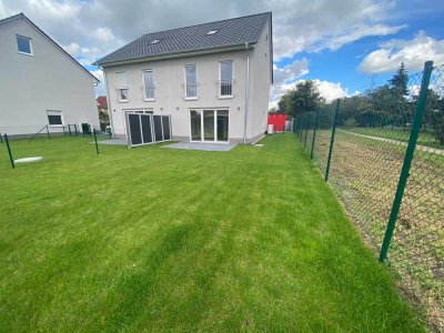 ERSTBEZUG + Schicke Doppelhaushälfte + Terrasse und Garten + Hochwertige Ausstattung