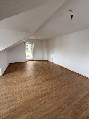 ! Wohnen am Hammerweg ! Schöne 3 Zimmer Dachgeschosswohnung mit Balkon in Weiden