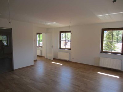 *Schliersee Zentrum * 3 Zimmer * Küche * Bad mit Wanne und Dusche * Gäste-WC * Parkett *