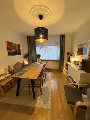 Schöne Vierzimmer-Altbauwohnung mit Balkon in Innenstadtnähe