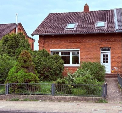 Schmuckstück im Dornröschenschlaf – sanierungsbedürftiges Reihenendhaus mit viel Charme