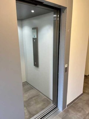 2-Zimmer-Wohnung in perfekter Lage im 2. Obergeschoss mit Fahrstuhl, Stellplatz, Badewanne + Dusche