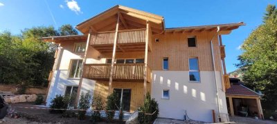 Neubau Erstbezug: traumhafte 4 Zimmer DG-Wohnung mit tollem Bergblick und 3 Balkonen - befristet!