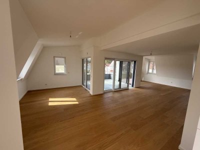 Große 3 Zi.-Wohnung, 138 qm für älteres Paar, Aufzug, Einbauküche