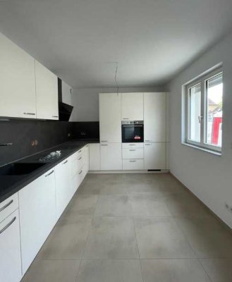 Lichtdurchflutete 3-Zimmer-Wohnung im Erdgeschoss mit Einbauküche!