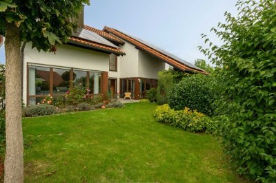 TOPP GEPFLEGTE VILLA MIT HOCHWERTIGER AUSSTATTUNG UND TOLLEM GARTEN IN RUHIGER HÖHENLAGE MIT BLICK