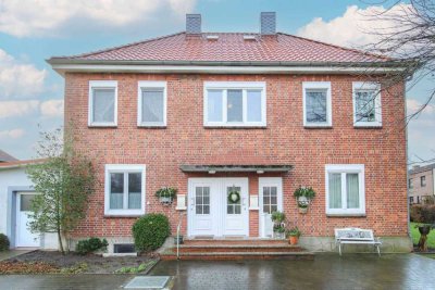 Wohnglück: Großzügiges 13-Zi.-EFH mit Garten, 4 Garagen und Freistellplatz