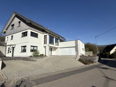 Exklusives und ökologisches Einfamilienhaus mit Einliegerwohnung und geräumiger Garage