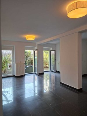 AMBIENT LIVING: renovierte 2 Zimmer, HH, Garten, EBK,  Ostend!