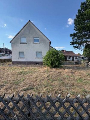Sonniges Eckgrundstück mit einem alten Haus