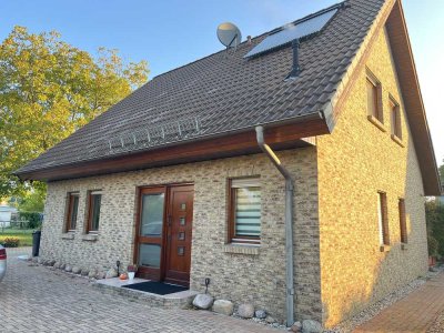 Einfamilienhaus mit 4 Zimmern und großem Garten - 10min bis Tesla, Perfekt für Familien und Paare