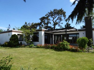 Wohnen auf einer Ebene / großzügiger Bungalow auf Erbpachtgrundstück mit Garage
