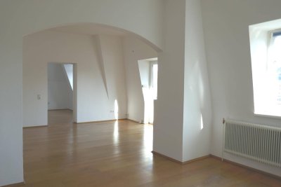 Schöne Villenwohnung in Aussichtslage mit Balkon und Parkplatz