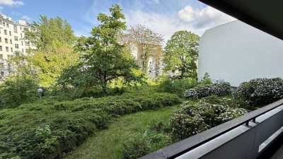 Brutalismus trifft Lebensqualität: Ruhige 2-Zimmer-Wohnung mit großem Gartenbalkon in der City-West