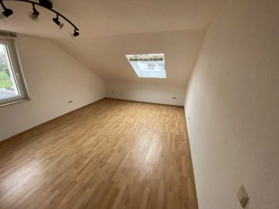 Schöne 2-Zimmer-DG-Wohnung zur Miete in Lohfelden