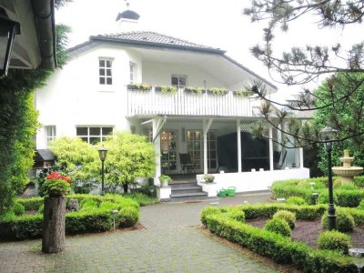 Verkauft! Freistehende "Künstlervilla" mit niveauvollem Charme im Grüngürtel des Duisburger Südens