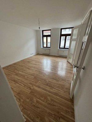 Helle 3-Raum-Wohnung mit Wannenbad, Laminat, Wohnküche, Pkw-Stellplatz möglich, WG-geeignet