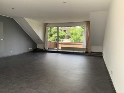Helle und freundliche 3 Zimmer Dachgeschosswohnung mit gehobener Innenausstattung und Balkon