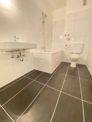~Frisch sanierte Zwei-Zimmerwohnung mit Balkon**im Erdgeschoss** in ruhiger Lage~
