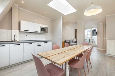 Nahe Rosa-Luxemburg-Platz: 2,5 Zimmer DG-Wohnung (4. OG), West-Terrasse, Einbauküche, Wannenbad