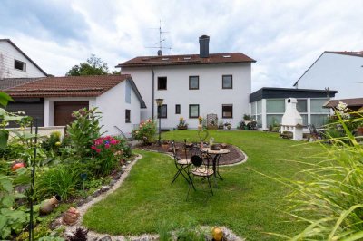 Renovierungsbedürftige Dachgeschosswohnung in 3 Parteienhaus mit eigenem Garten