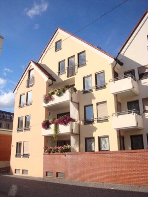 Stadtmitte: 1-Zimmer-Wohnung mit Balkon und Tiefgarage