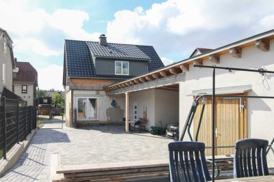 Sofort wohlfühlen: 6-Zi.-EFH mit Garten, Garage und 2 Carportstellplätzen in Großbreitenbach