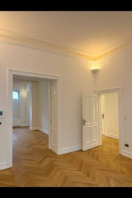 Umfassend modernisierte 2,5-Zimmer-Wohnung im denkmalgeschützten Altbau (1902)