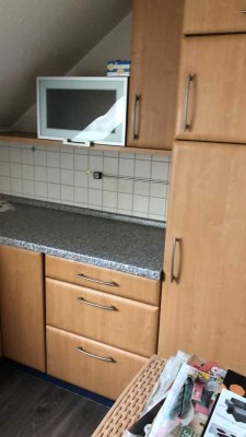 Gepflegte DG-Wohnung mit zwei Zimmern sowie Balkon und Einbauküche in Röthlein