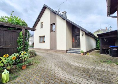 Gemütliches Einfamilienhaus mit Nebengebäude, Garage und Garten in Kamsdorf