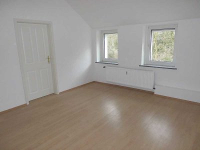 Helle, renovierte 2,5-Zimmer-DG-Wohnung mit EBK nahe Uni und HGS