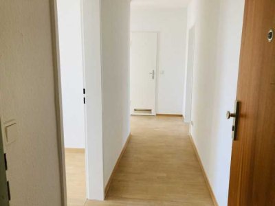 + 3 Zimmer mit Balkon +