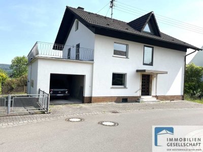 Geräumige Wohnimmobilie mit angrenzender Garage und kompaktem Wohngrundstück