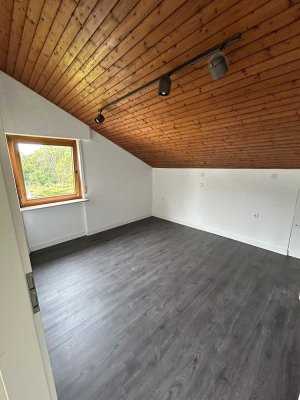 Geschmackvolle, sanierte 2,5-Zimmer-Dachgeschosswohnung mit geh. Innenausstattung mit Balkon